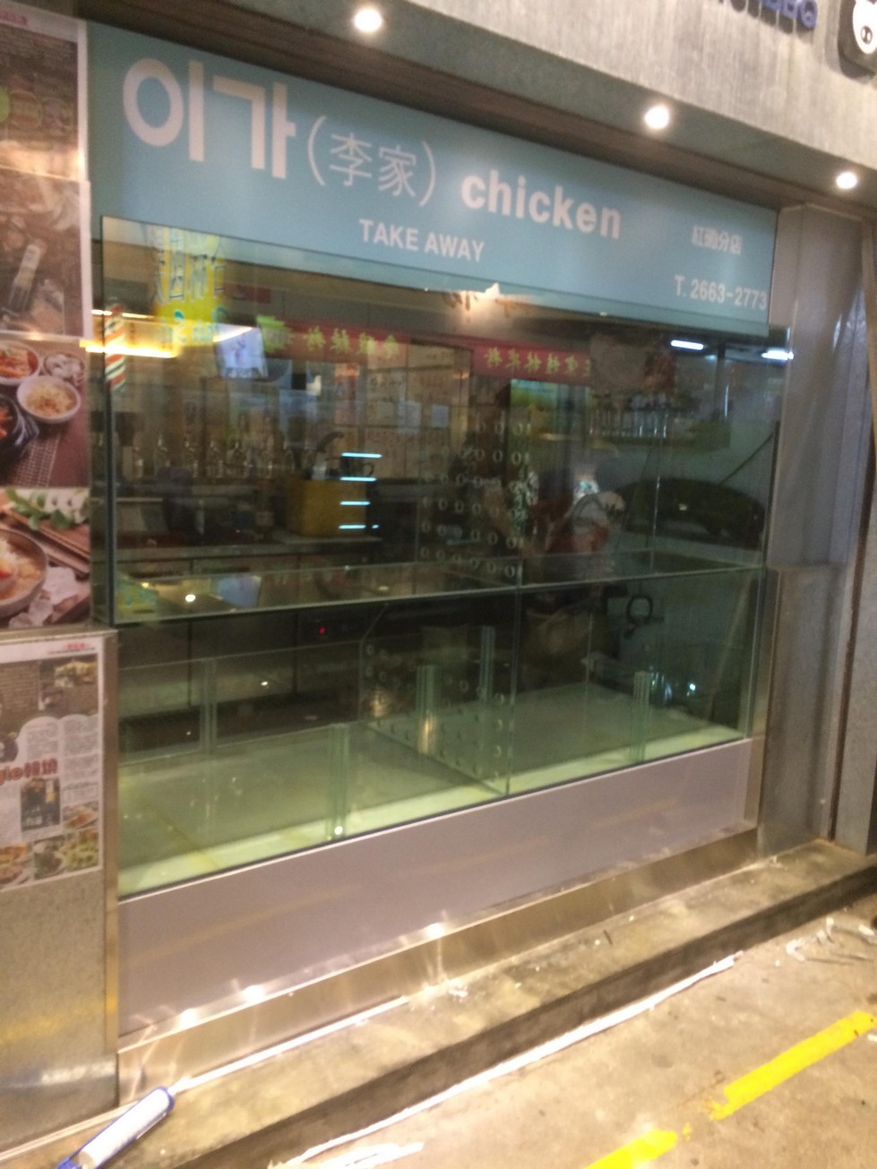 吧台嵌入式食肆魚缸 — 雙面觀賞空間分隔設計